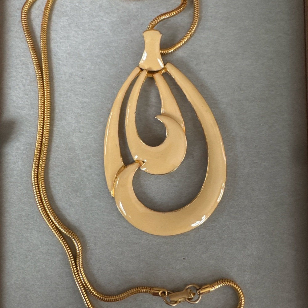 Vintage DC Designer Classics Cream Enamel Modernist Pendant Necklace 80s Glam